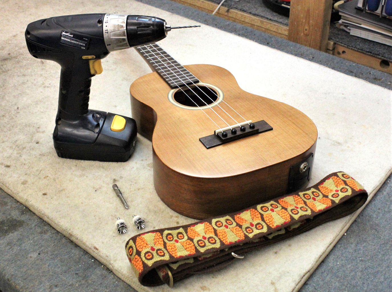how to install a ukulele strap